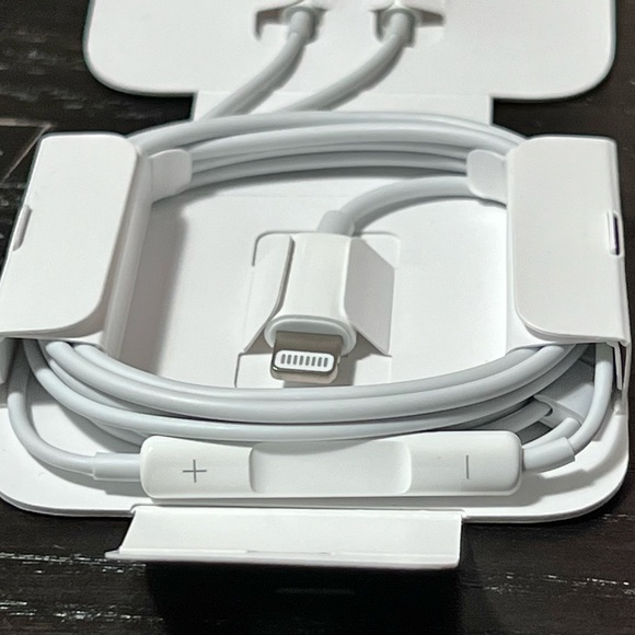 ❌❌SOLD❌❌Apple Wired Headphones - Picture 3 of 3